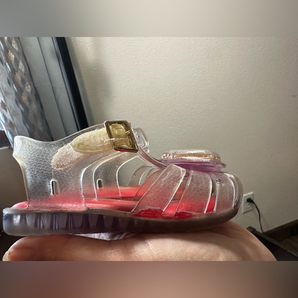 Mini Melissa Aranha Lip Size 6Girls
Clear Red Gold Jellies Sandals - Picture 3 of 10